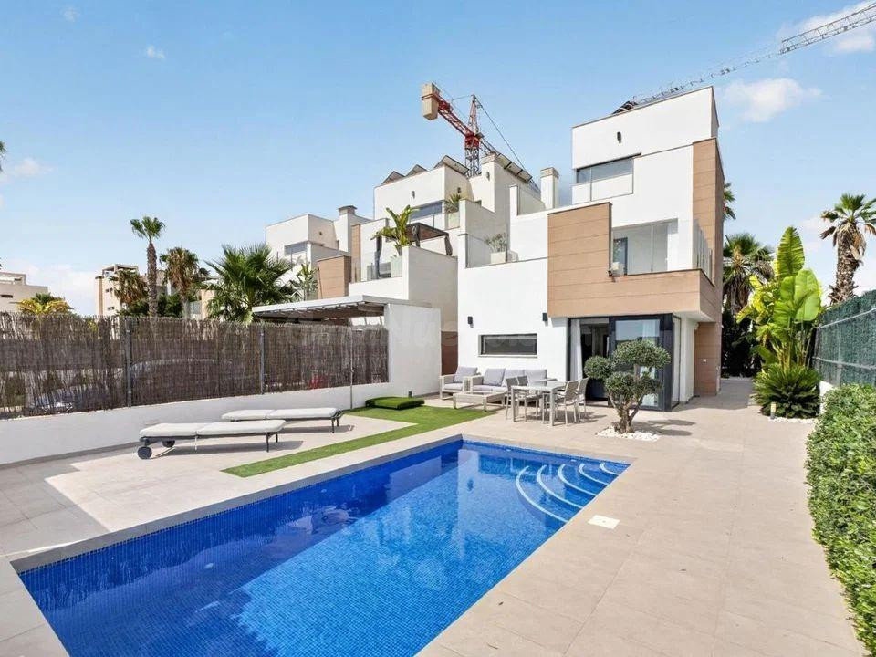 VILLA MODERNA CON PISCINA PRIVADA Y SOLARIUM EN LA AZOTEA | EL RASO, GUARDAMAR