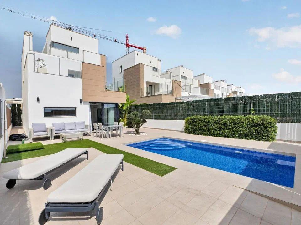 VILLA MODERNA CON PISCINA PRIVADA Y SOLARIUM EN LA AZOTEA |  - foto 2