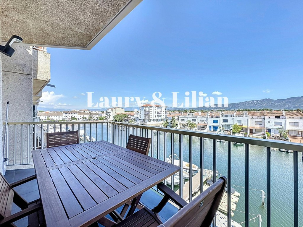 Apartamento de 2 dormitorios con vistas a las montañas y al canal.