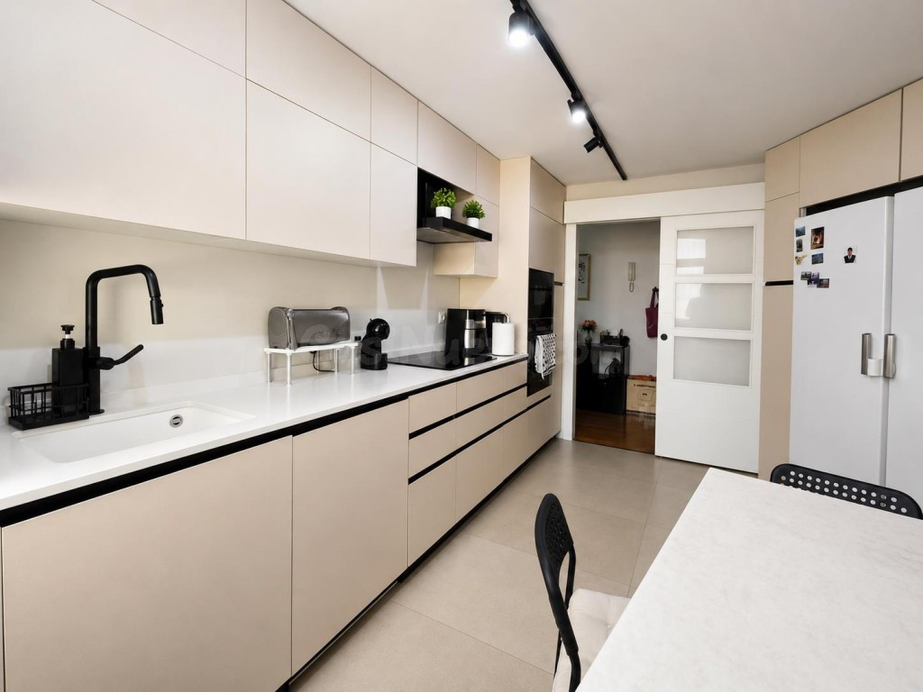 EXCLUSIVA VIVIENDA DE 4 D. CON PISCINA, Y VISTAS DESPEJADAS  - foto 2