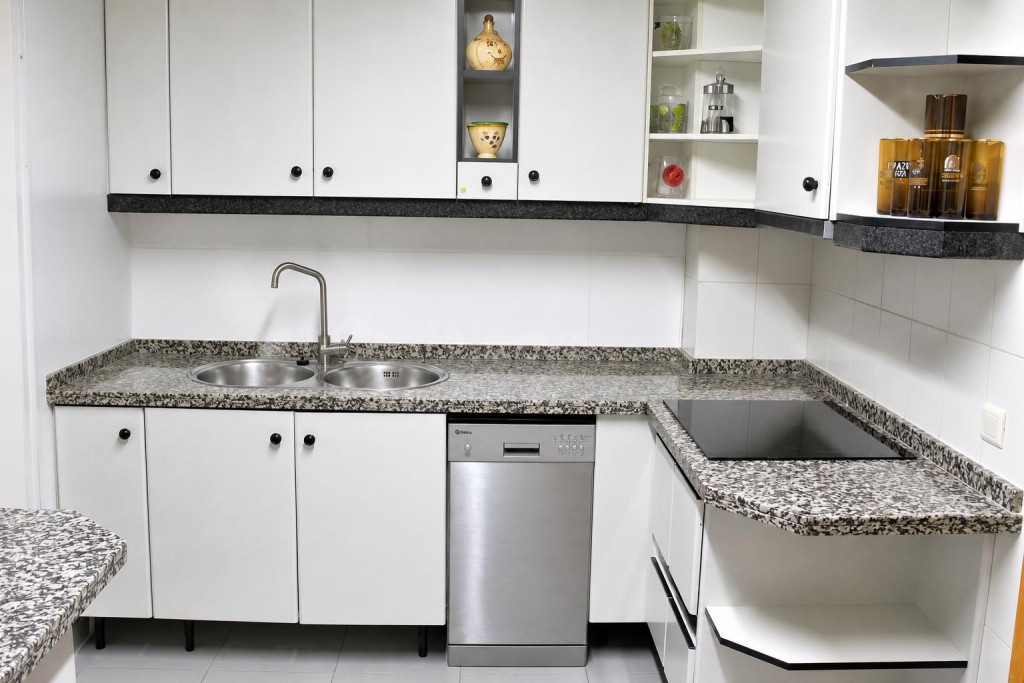 AMPLIO PISO CON 4 habitaciones, 2 BAÑOS, AMUEBLADO.