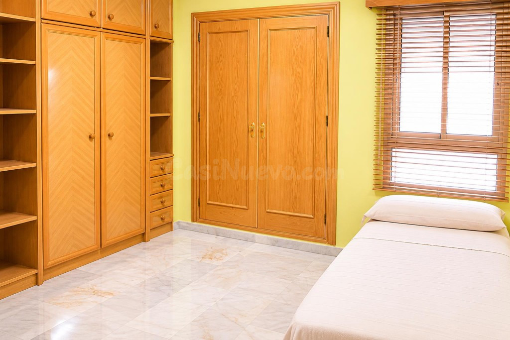 AMPLIO PISO CON 4 habitaciones, 2 BAÑOS, AMUEBLADO. - foto 3