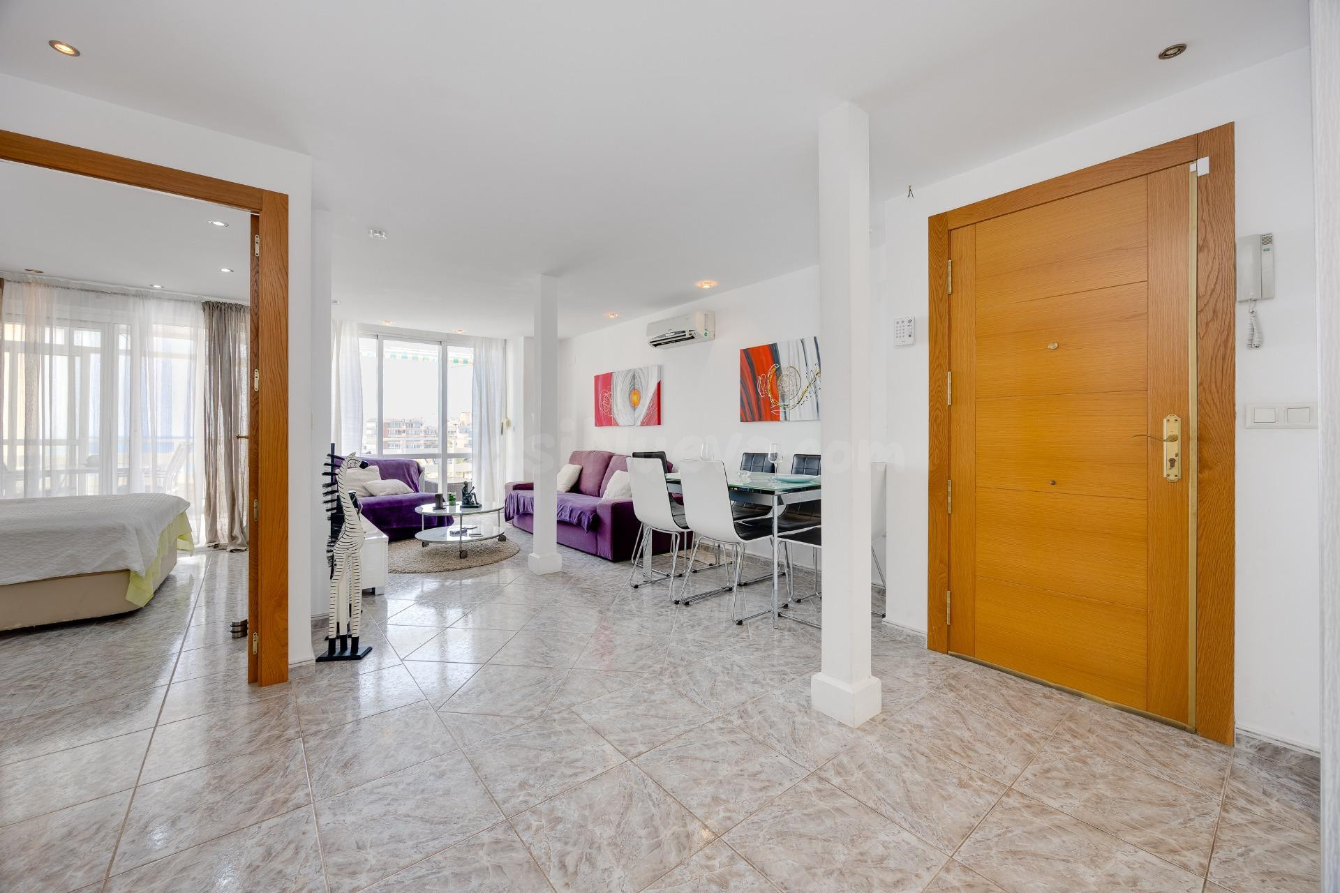 Apartamento de dos dormitorios, en primera línea, con fantás - foto 3