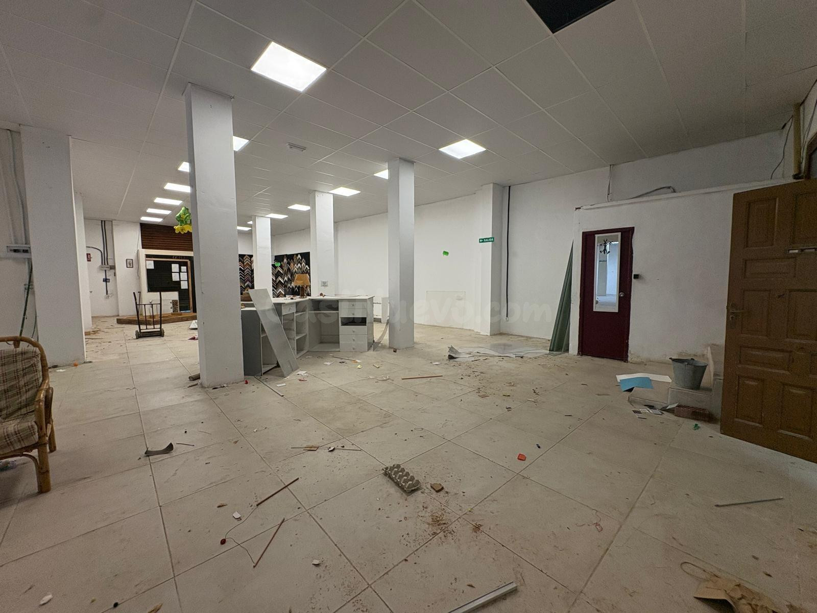 ALQUILER DE GRAN LOCAL DE 450 m2 CON CUATRO ACCESOS EN EMILI - foto 2
