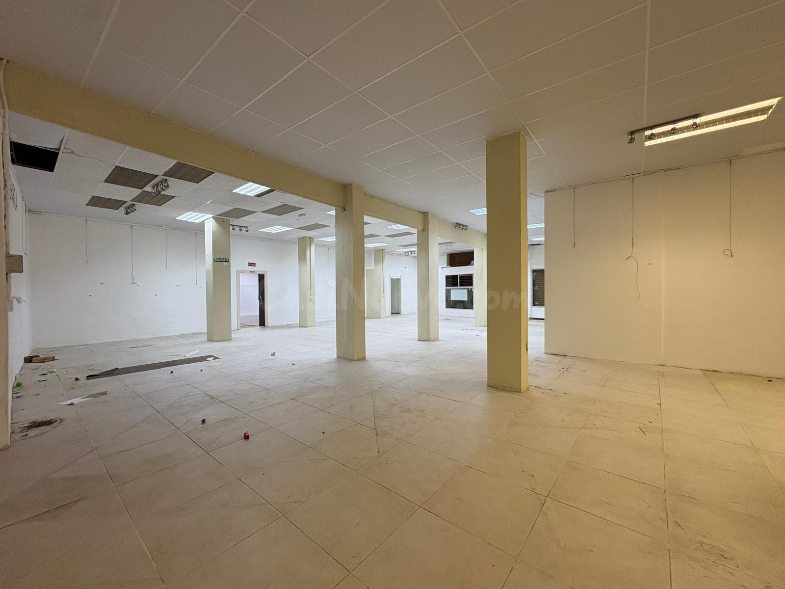 ALQUILER DE GRAN LOCAL DE 450 m2 CON CUATRO ACCESOS EN EMILI - foto 4