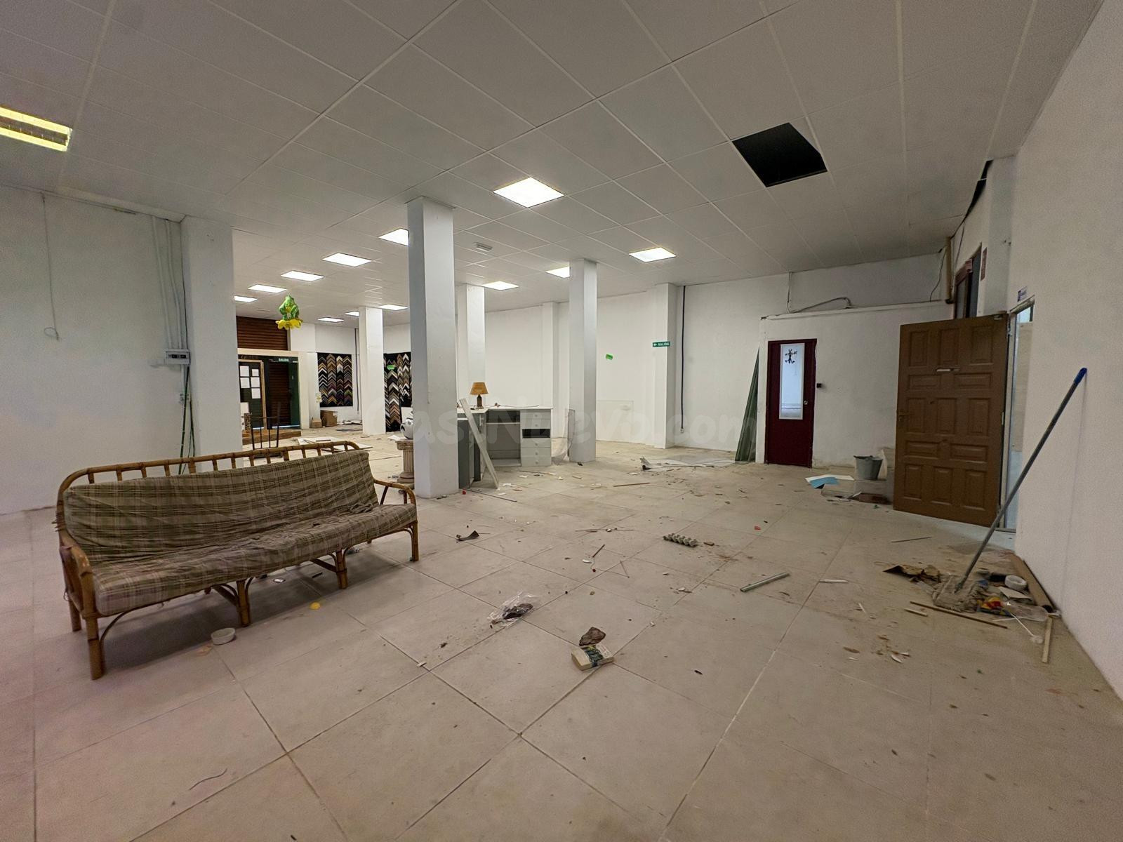 ALQUILER DE GRAN LOCAL DE 450 m2 CON CUATRO ACCESOS EN EMILI - foto 5