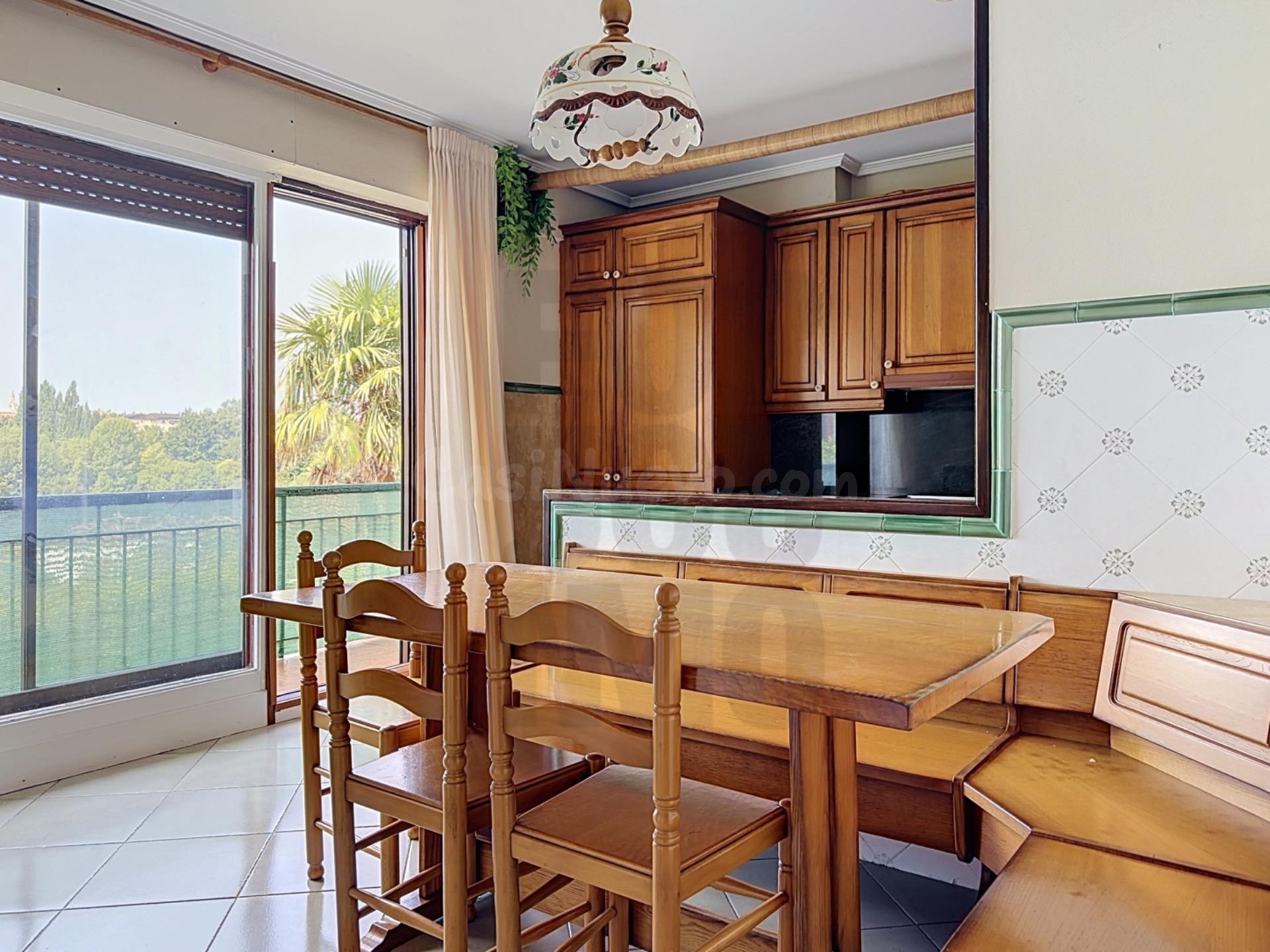 Tres habitaciones, terraza y vistas al mar en Intxaurrondo - foto 4