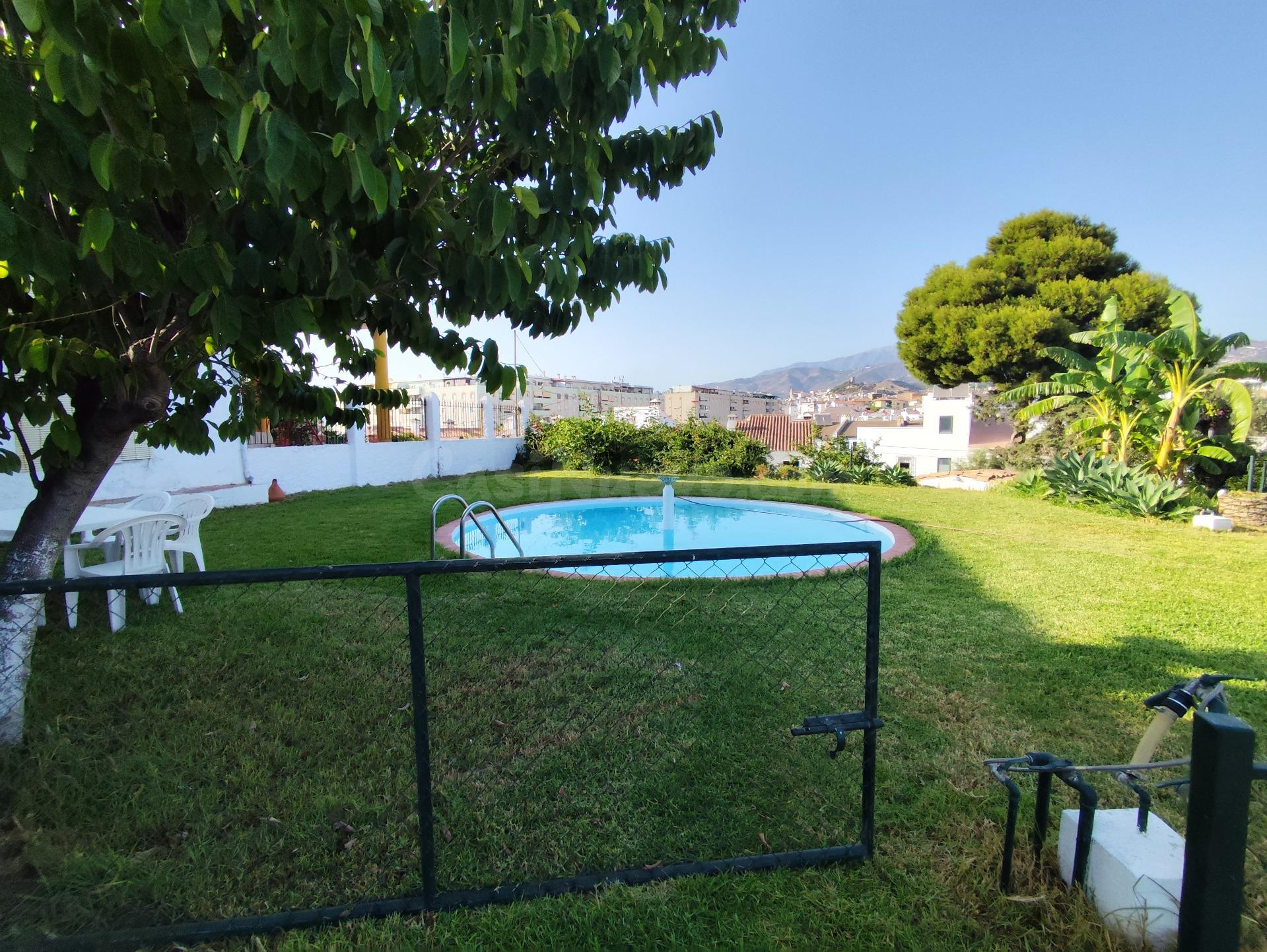 SE ALQUILA CASA EN RECINTO PRIVADO CON PISINA COMPARTIDA