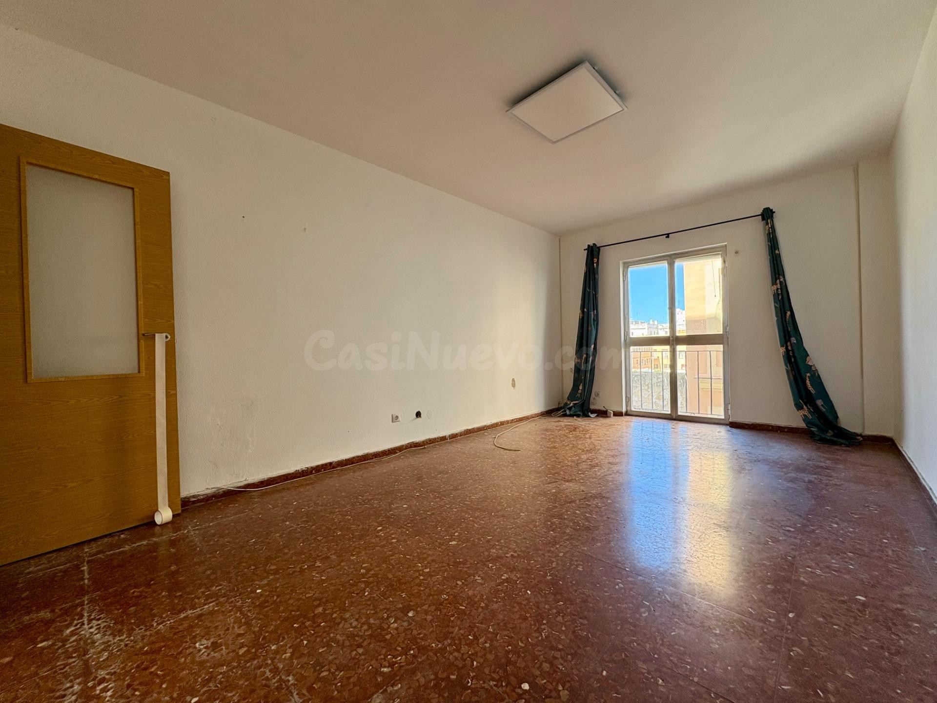 Piso para reformar junto al Mercado de Abastos de Cádiz - foto 2
