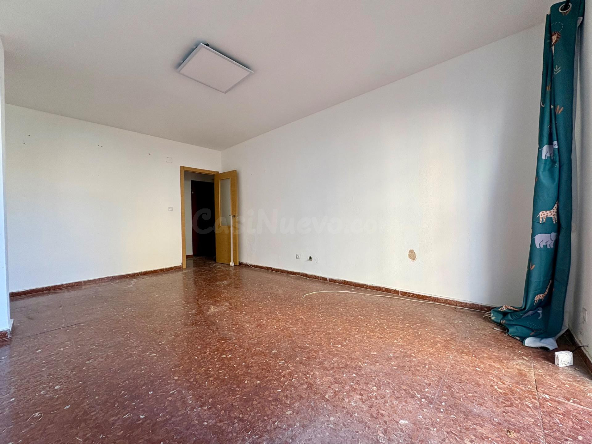 Piso para reformar junto al Mercado de Abastos de Cádiz - foto 3