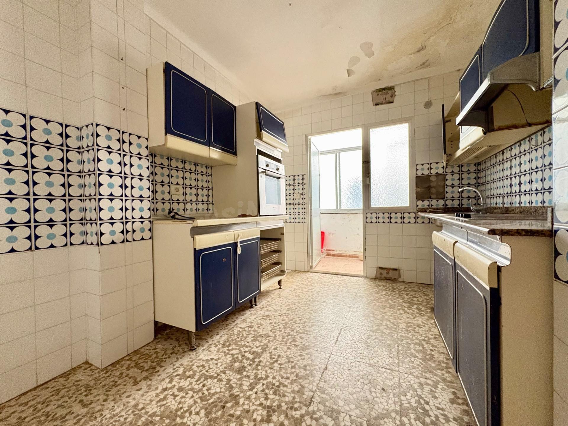 Piso para reformar junto al Mercado de Abastos de Cádiz - foto 4