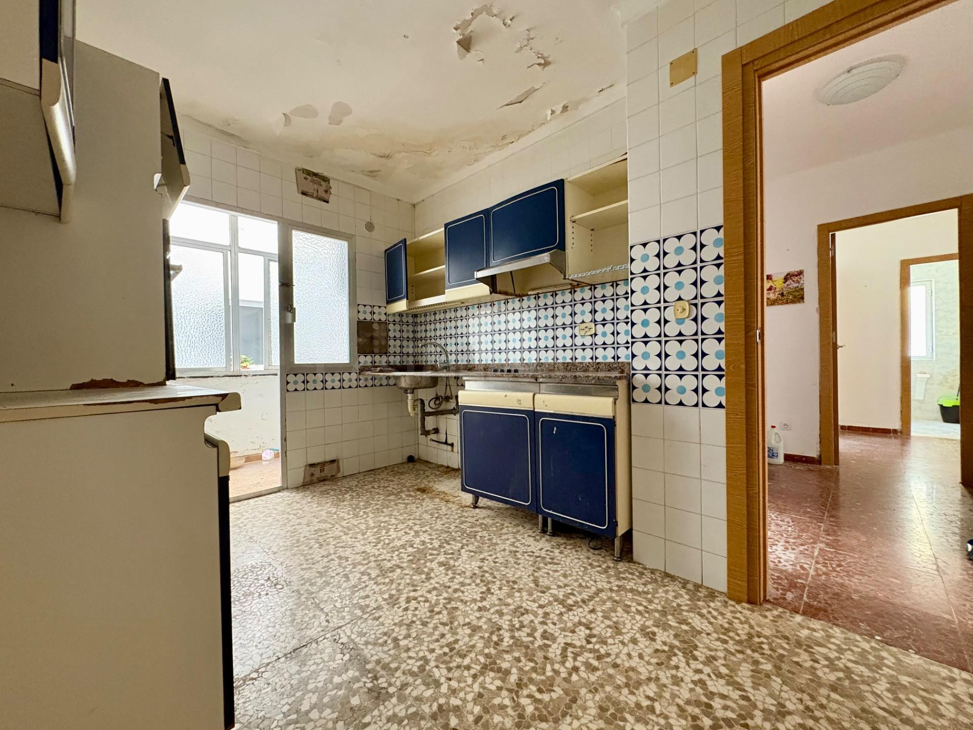 Piso para reformar junto al Mercado de Abastos de Cádiz - foto 5