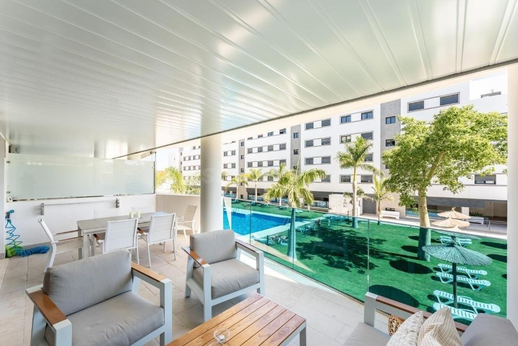 Piso AMPLIO de 3 Dorm. a ESTRENAR YA!! con TERRAZA 54 m2, , con piscinas y parques!! En Las Lagunas de Mijas