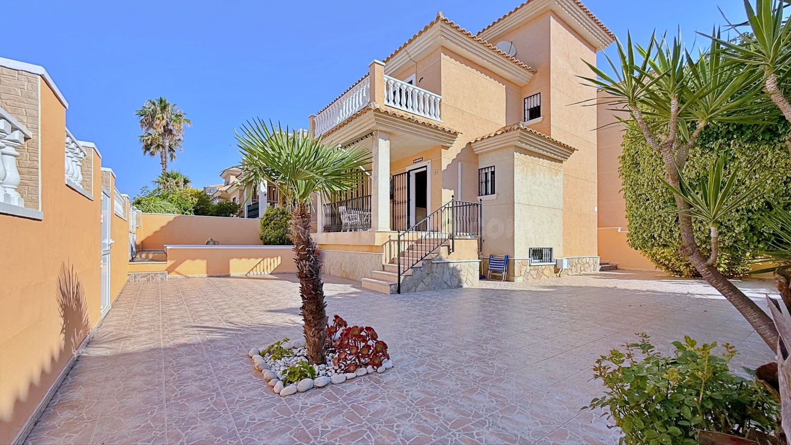 VILLA DE 4 DORMITORIOS 2 BAÑOS EN ORIHUELA COSTA (ROYAL PARK)