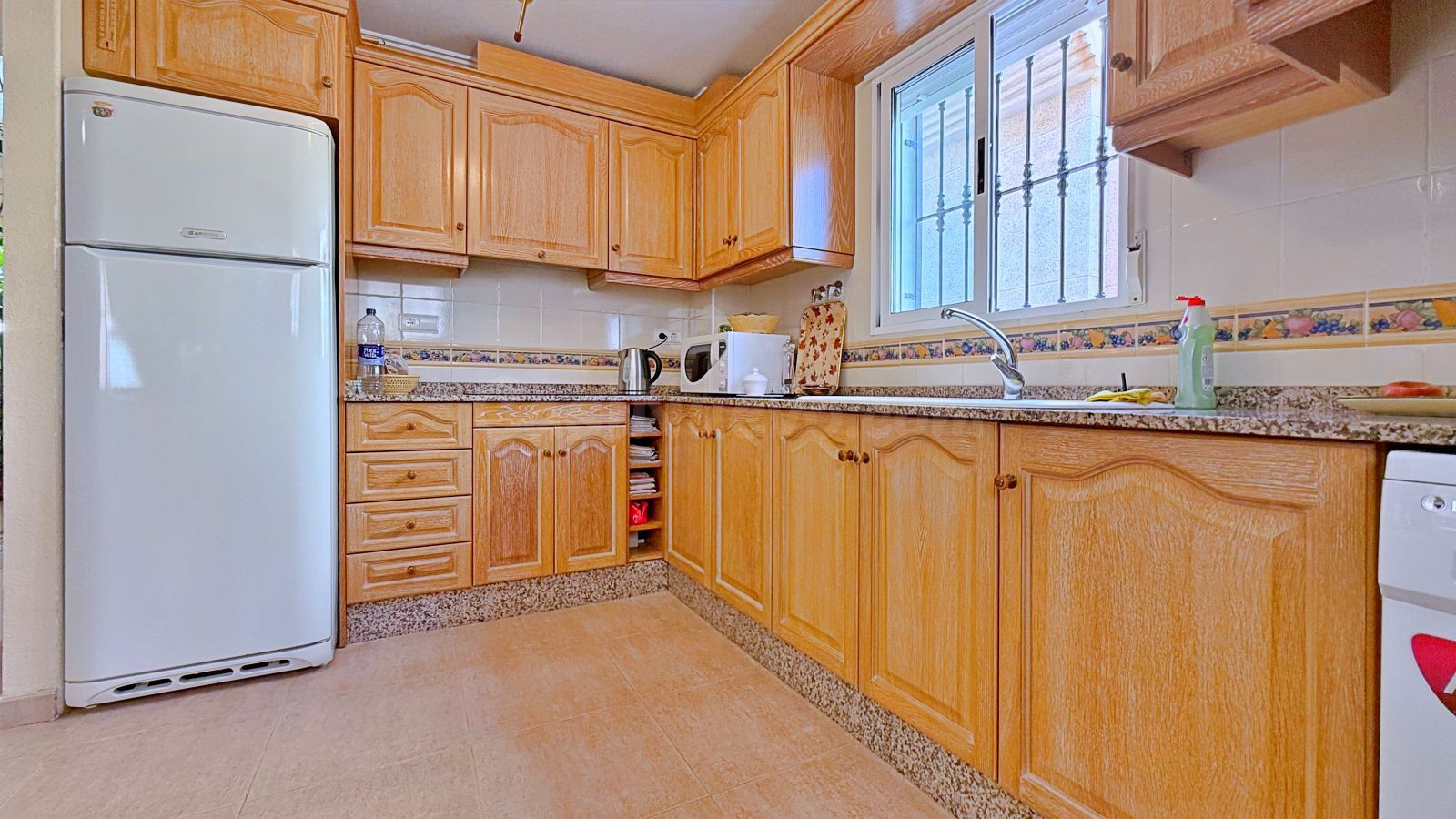 VILLA DE 4 DORMITORIOS 2 BAÑOS EN ORIHUELA COSTA (ROYAL PARK - foto 2