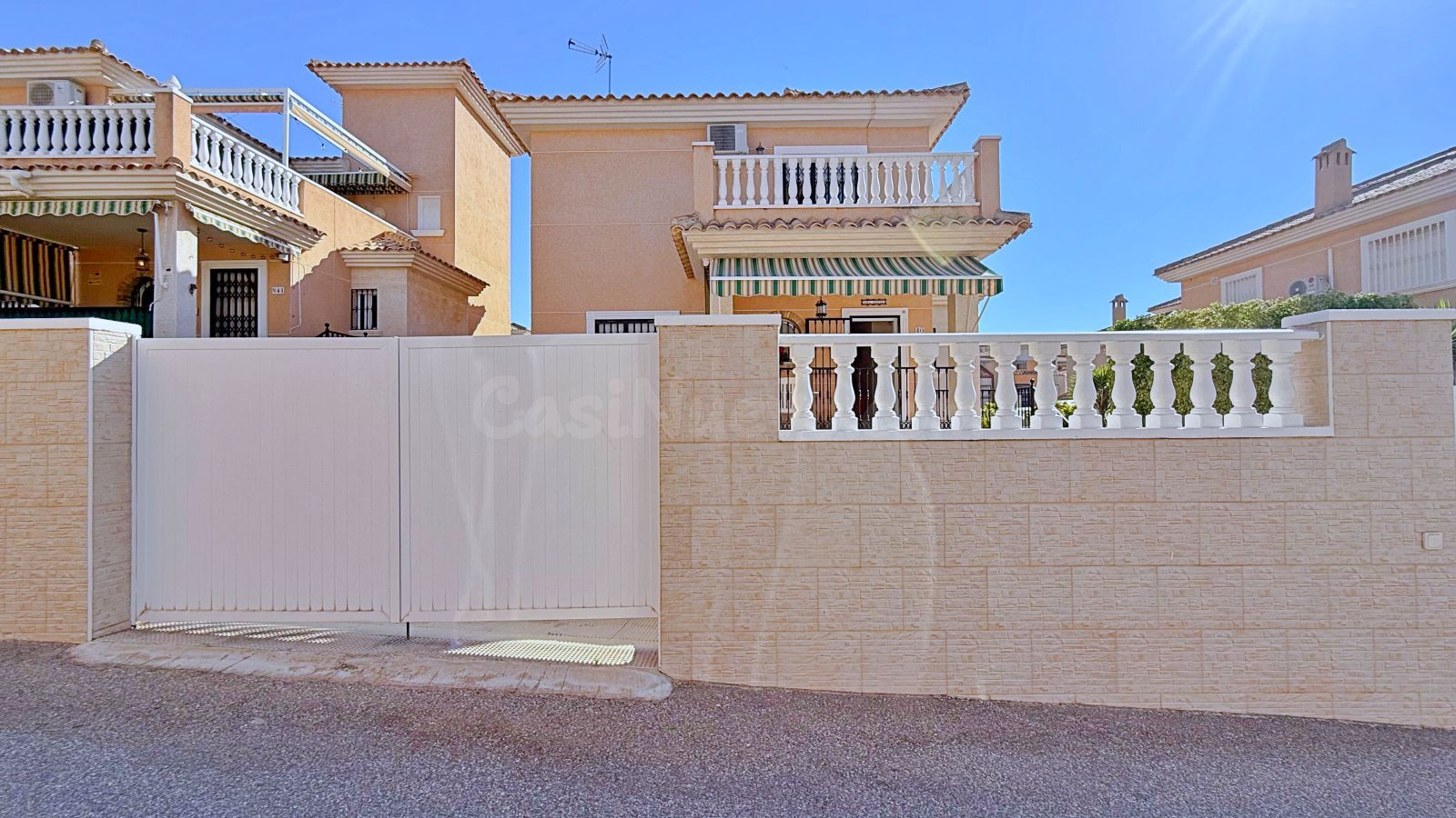 VILLA DE 4 DORMITORIOS 2 BAÑOS EN ORIHUELA COSTA (ROYAL PARK - foto 3