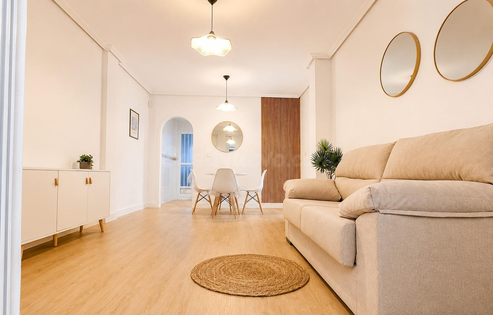 Piso reformado de 2 dormitorios con terraza y 2 piscinas en Playa Golf I, Orihuela Costa