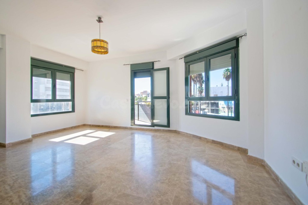 Estupendo piso en Camas con terraza, plaza de garaje y trast - foto 2