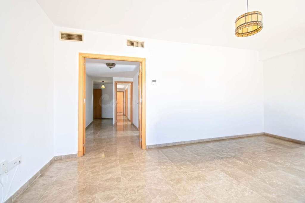 Estupendo piso en Camas con terraza, plaza de garaje y trast - foto 3