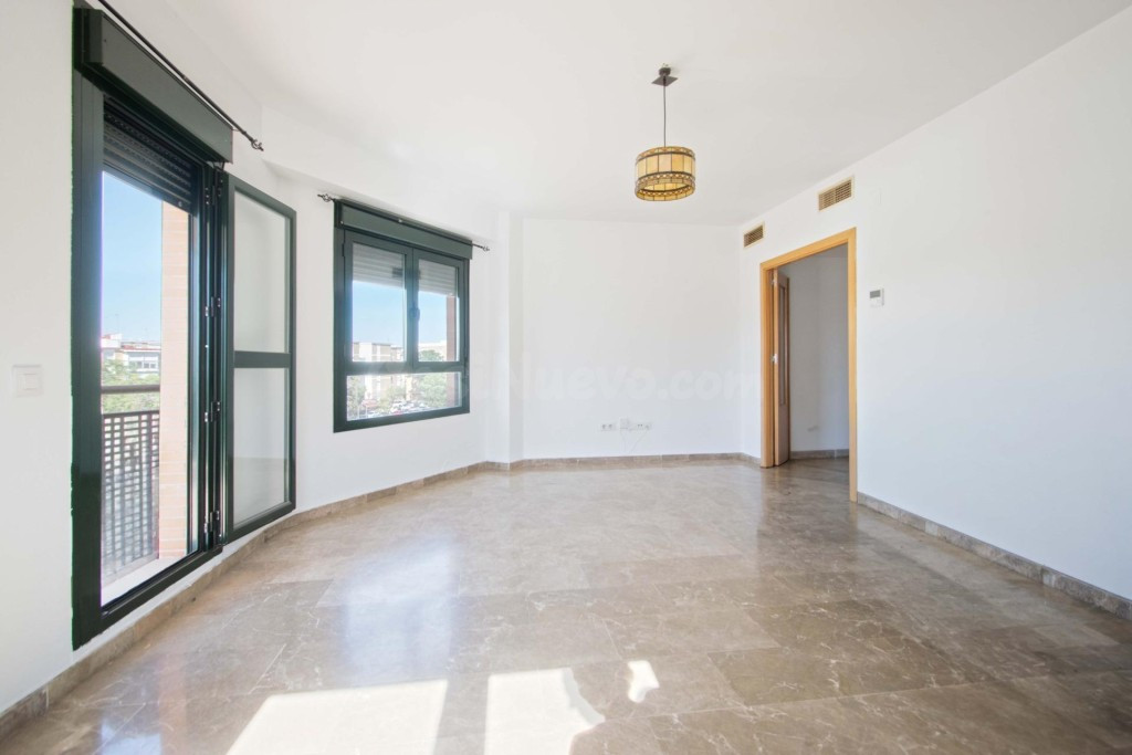 Estupendo piso en Camas con terraza, plaza de garaje y trast - foto 4