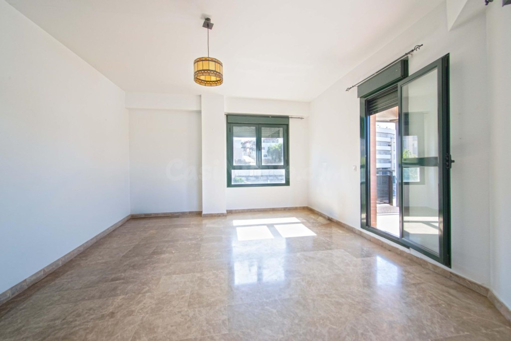 Estupendo piso en Camas con terraza, plaza de garaje y trast - foto 5