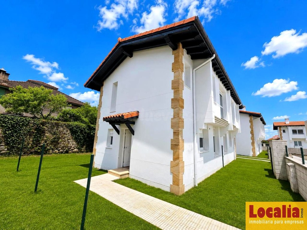Chalet pareado con jardín en Argomilla de Cayón
