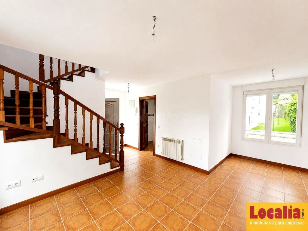 Chalet pareado con jardín en Argomilla de Cayón - foto 3