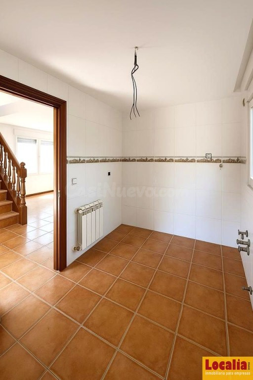 Chalet pareado con jardín en Argomilla de Cayón - foto 5