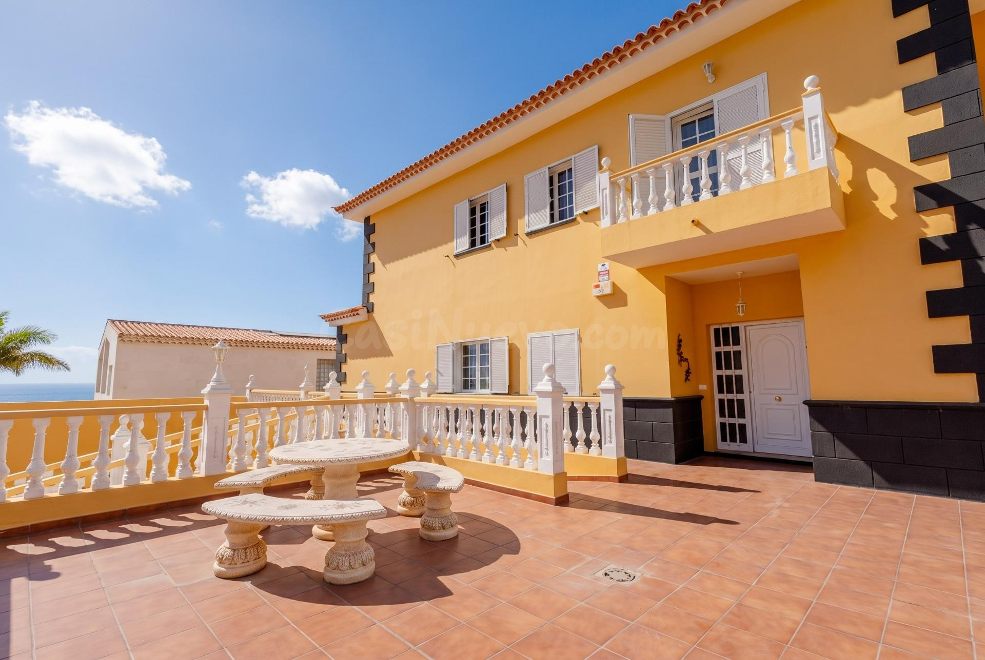 **Espectacular villa independiente en la zona alta de Candelaria | 590 m2 de parcela, terrazas, vistas y múltiples posibilidades**