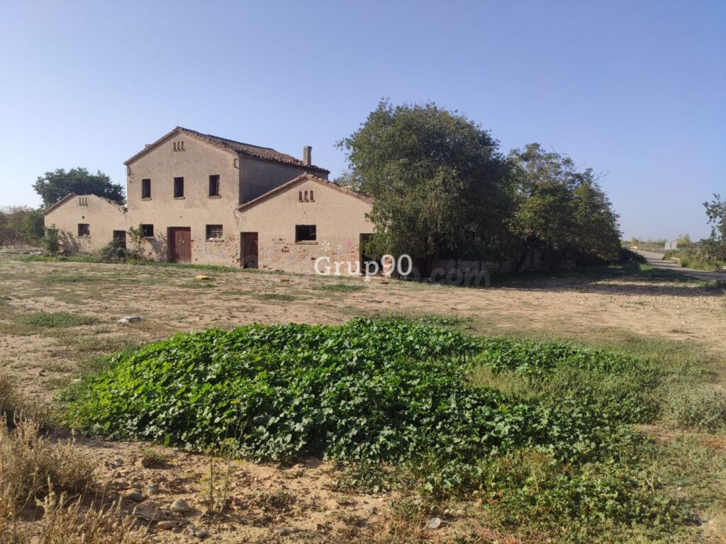GRAN PARCELA CON INMUEBLES DIVERSOS EN LLIVIA IDEAL PARA RES - foto 2