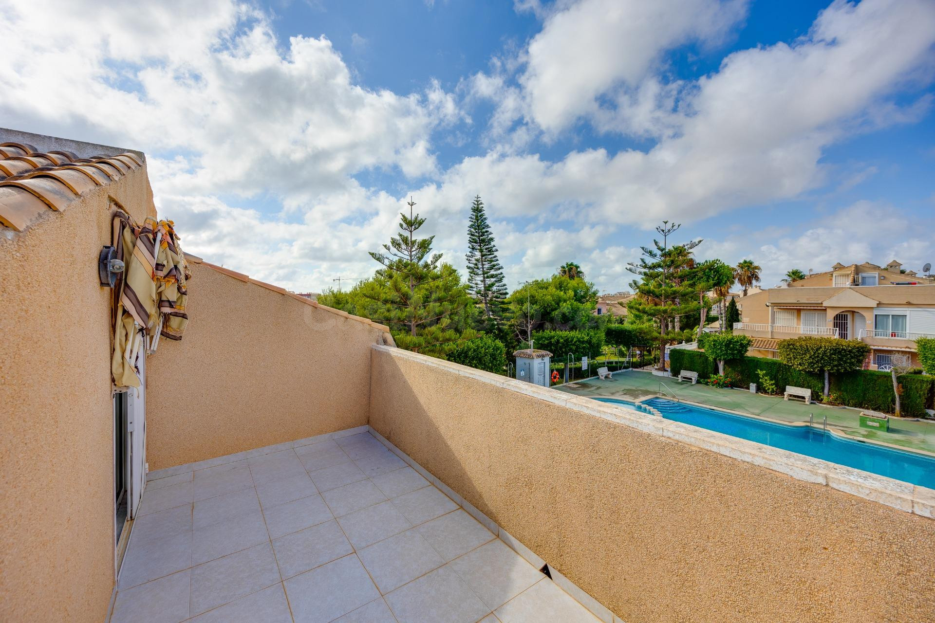 Bungalow planta alta de 3 dormitorios con piscina y plaza de garaje comunitaria.