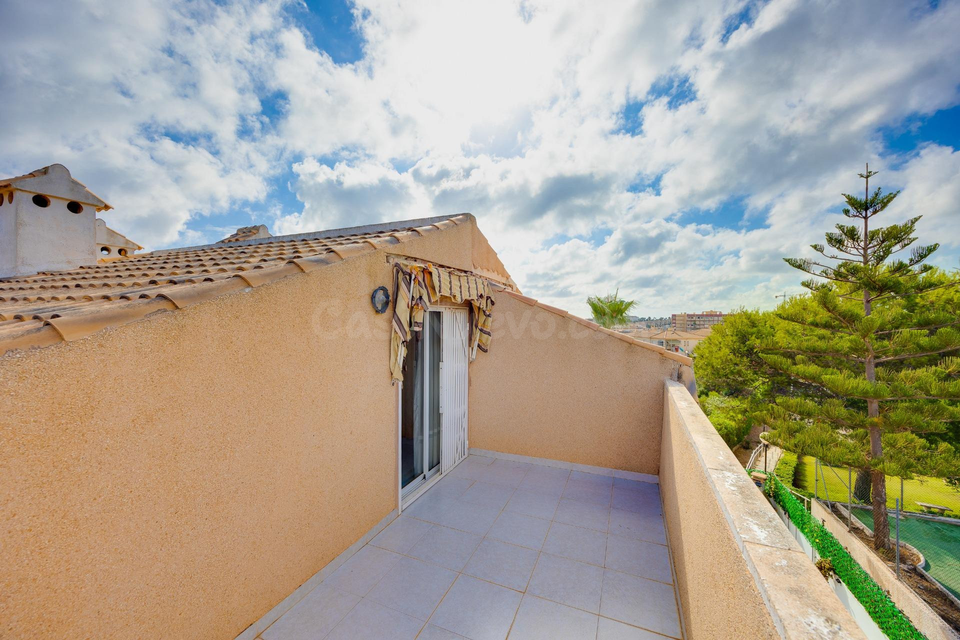 Bungalow planta alta de 3 dormitorios con piscina y plaza de - foto 2
