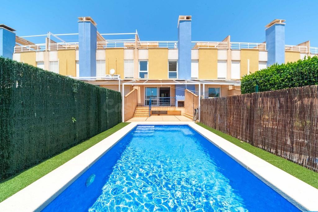 Exclusivo adosado con piscina privada y vistas al mar a solo - foto 2