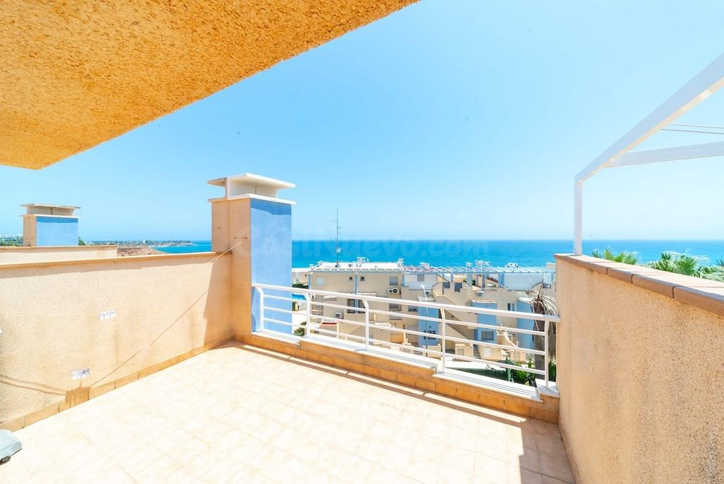 Exclusivo adosado con piscina privada y vistas al mar a solo - foto 3