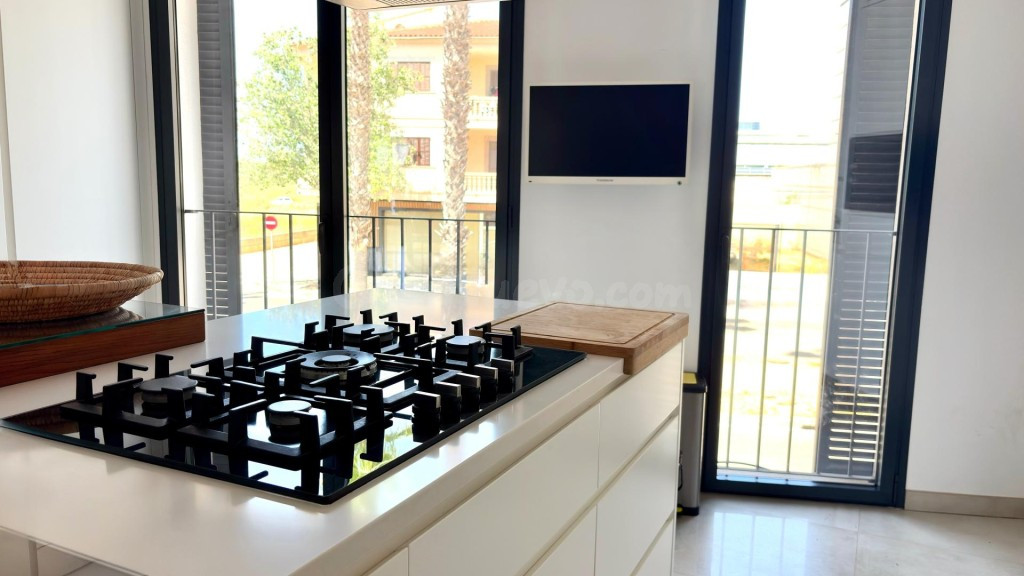 Casa moderna de cuatro plantas con amplias terrazas y garaje para dos vehículos en Manacor - foto 4