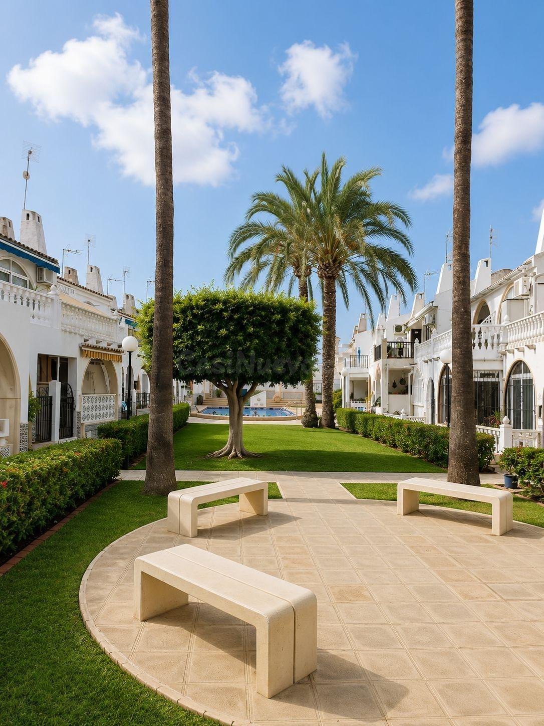 CASA ADOSADA DE 2 DORMITORIOS ORIENTADA AL SUR CON JARDÍN Y 