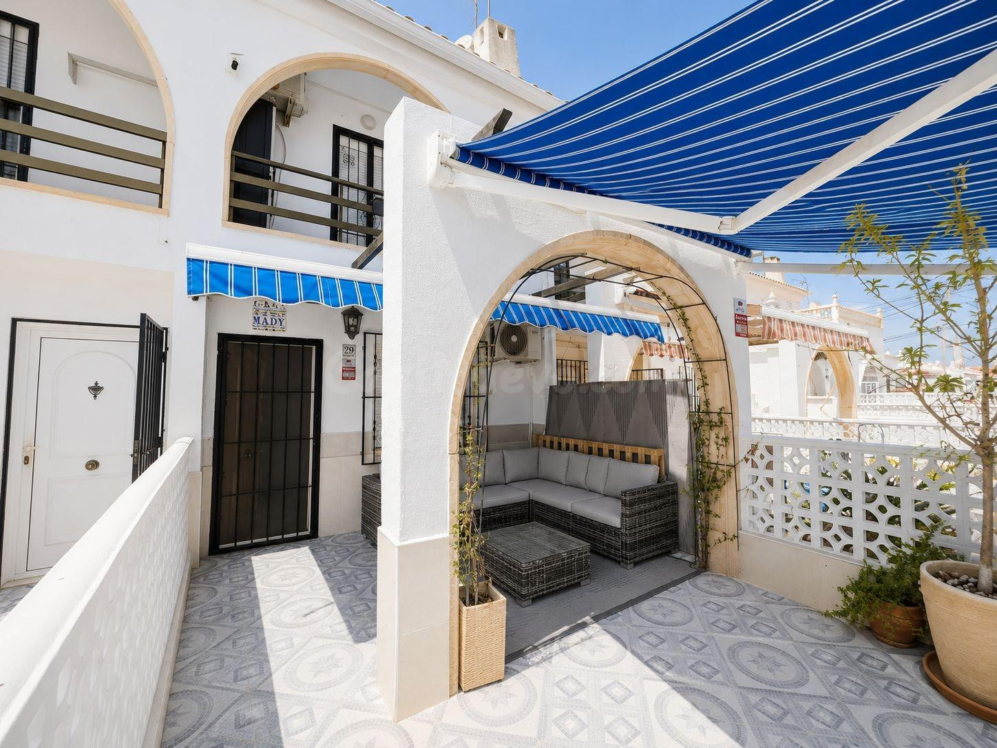 CASA ADOSADA DE 2 DORMITORIOS ORIENTADA AL SUR CON JARDÍN Y  - foto 2