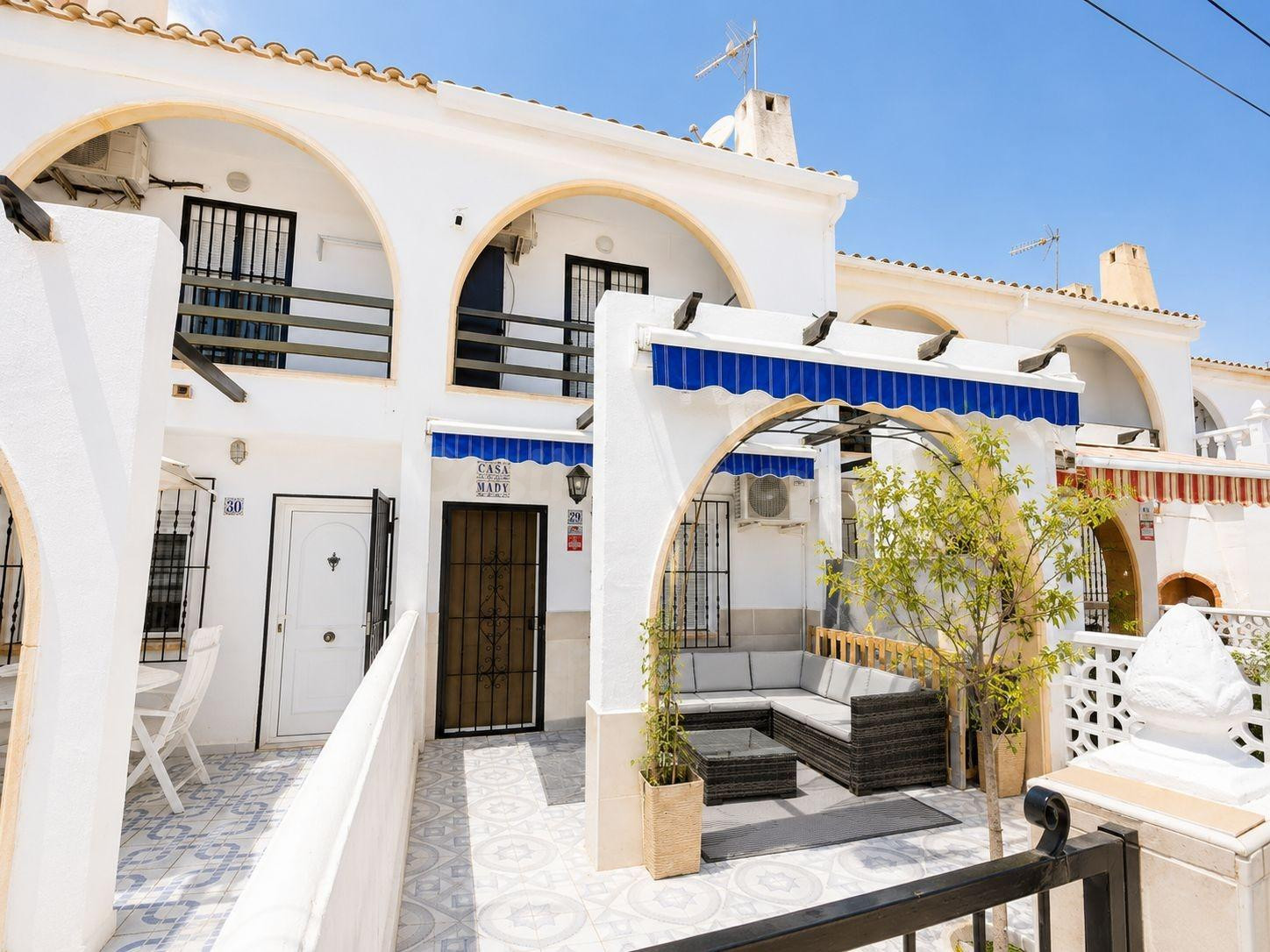 CASA ADOSADA DE 2 DORMITORIOS ORIENTADA AL SUR CON JARDÍN Y  - foto 3