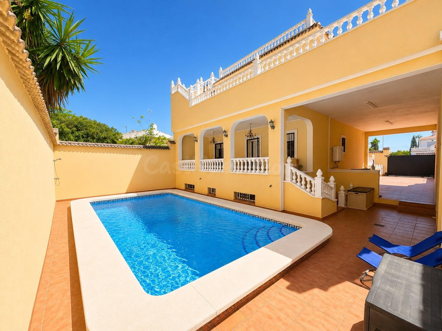 Villa independiente con piscina privada y 6 dormitorios junto a la Laguna Rosa de Torrevieja