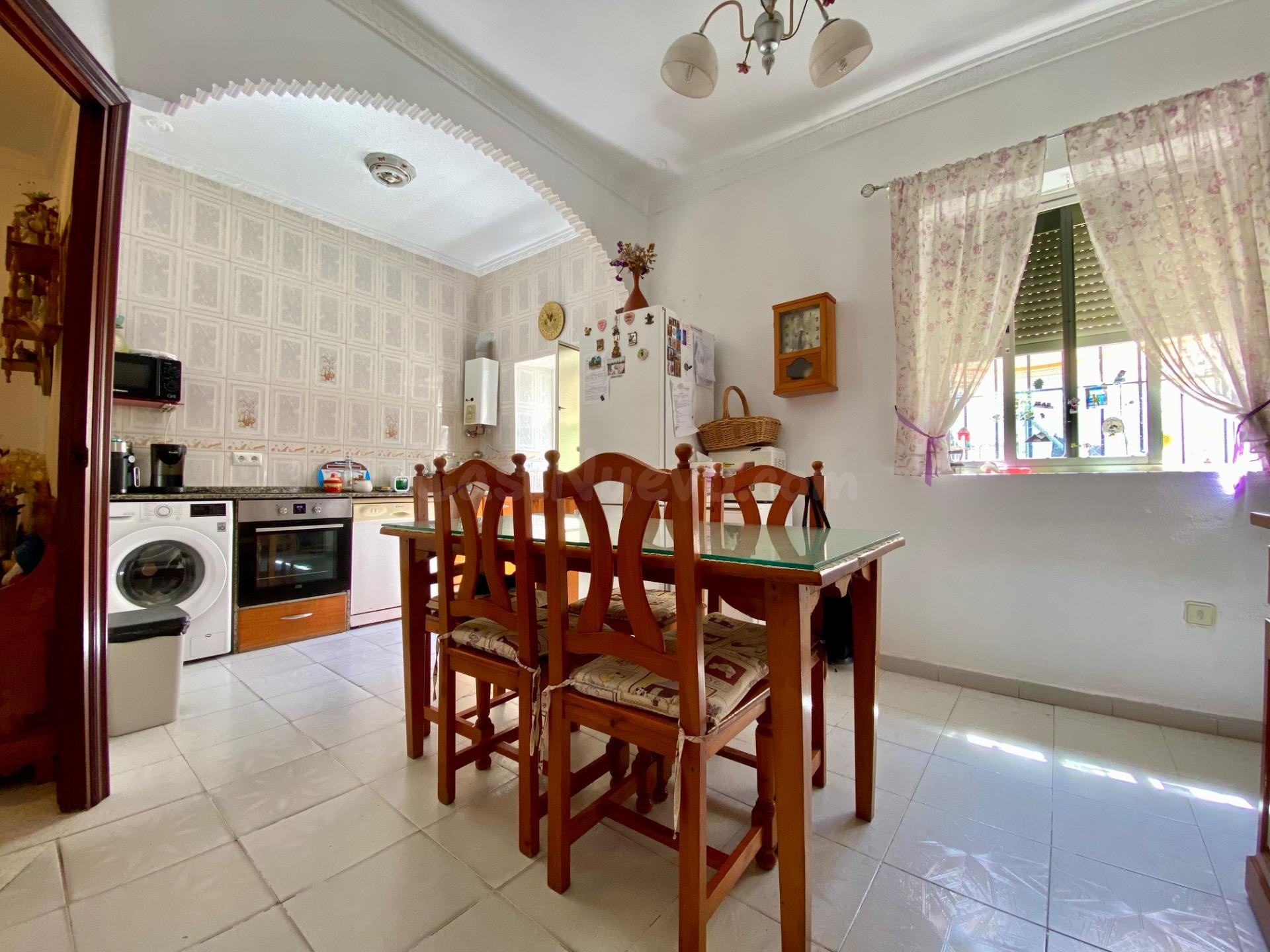 Vivienda amplia con patio-jardín, 5 habitaciones y trastero - foto 3