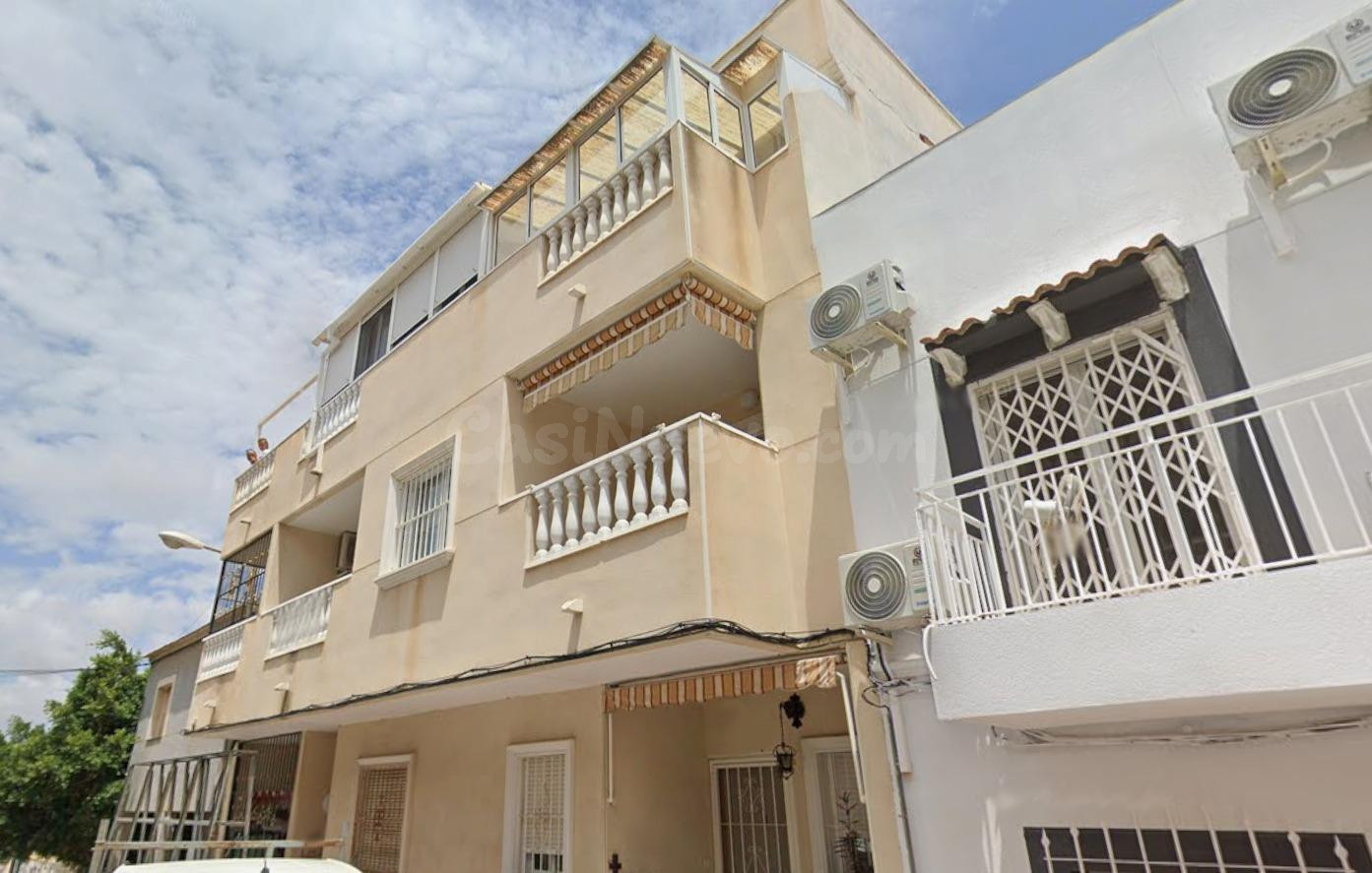 Luminoso apartamento en última planta con gran terraza cerrada en Torrevieja