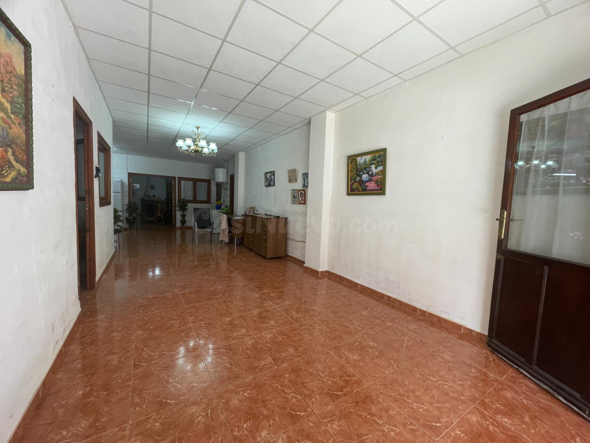 Gran vivienda con garaje, patio y solárium privado en Rojale - foto 2