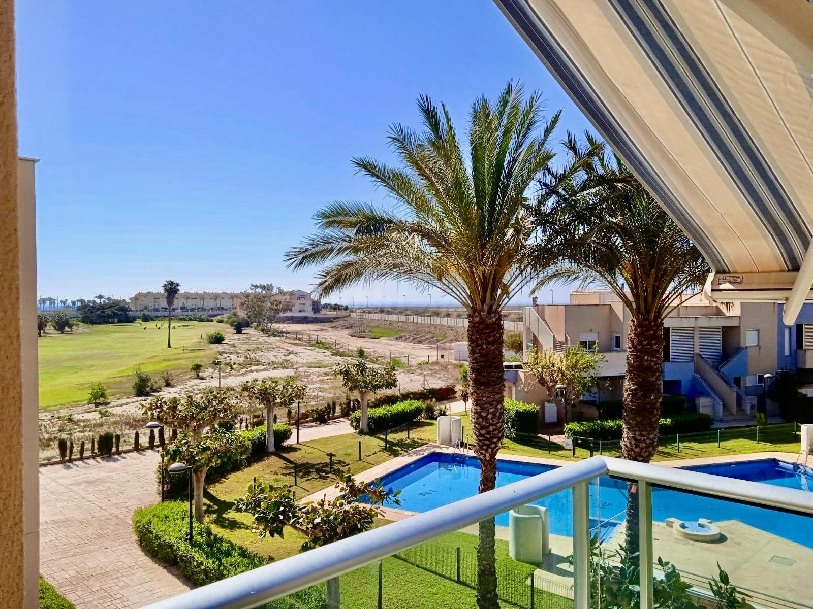 Apartamento con terraza y piscina junto al Golf de Playa Ser