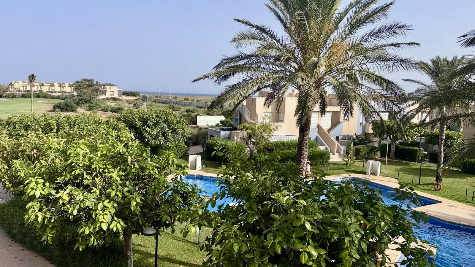 Apartamento con terraza y piscina junto al Golf de Playa Ser - foto 11