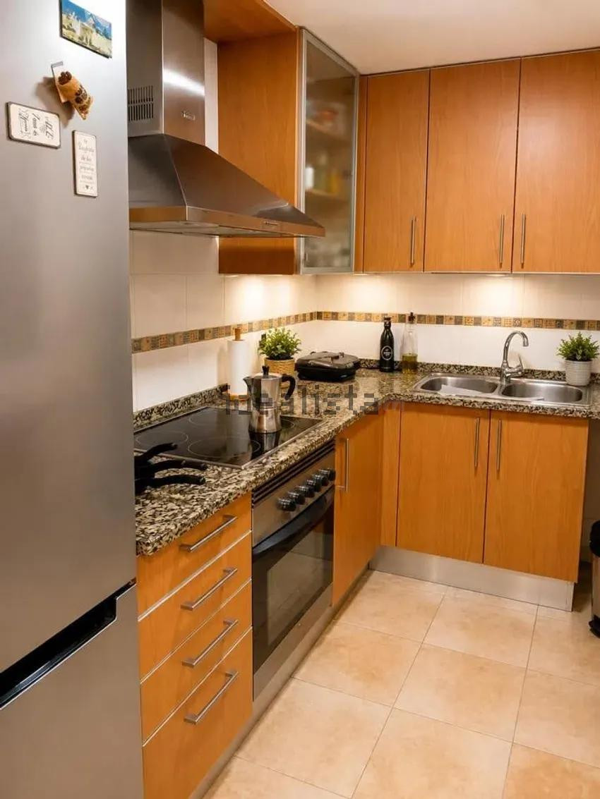 PISO DE 3 habitaciones, 2 BAÑOS Y PLAZA DE PARKING CERRADA " - foto 3