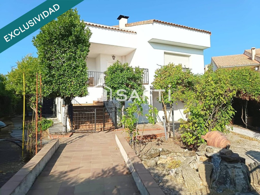 Chalet independiente en Cobisa con 8 dormitorios, piscina y jardín