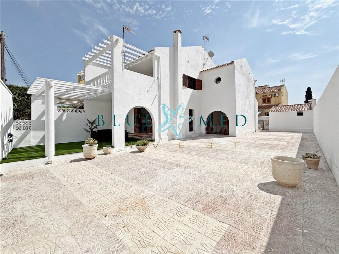 CHALET PAREADO CON AMPLÍSIMA PARCELA A 500 METROS DE LA PLAYA DE NARES