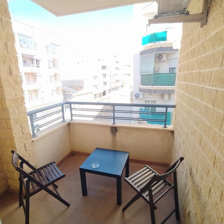 Piso de esquina en el centro de Torrevieja – ¡a solo 400 m d - foto 5