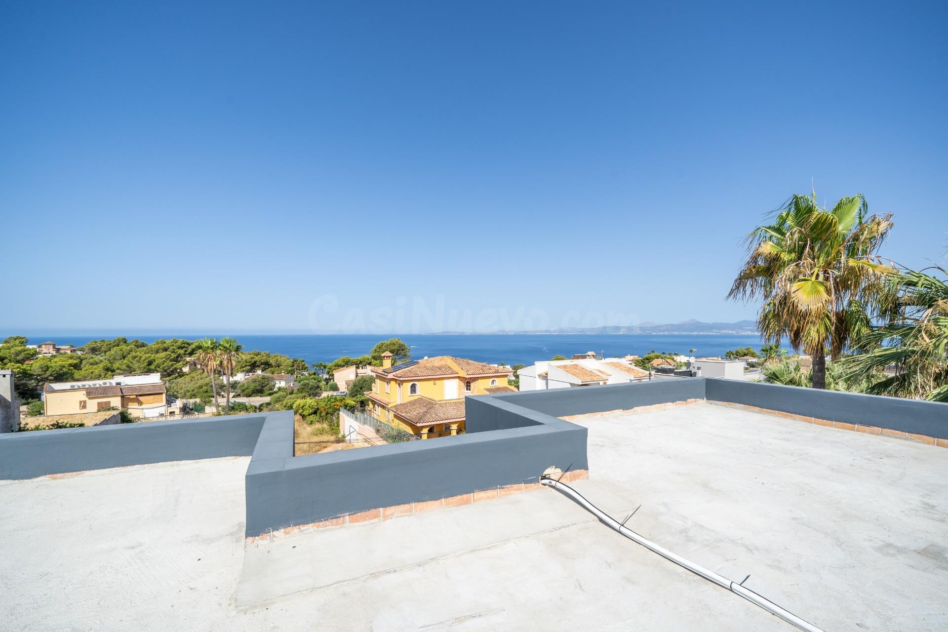 Exclusivo chalet completamente reformado con vistas al mar en Bahía Azul