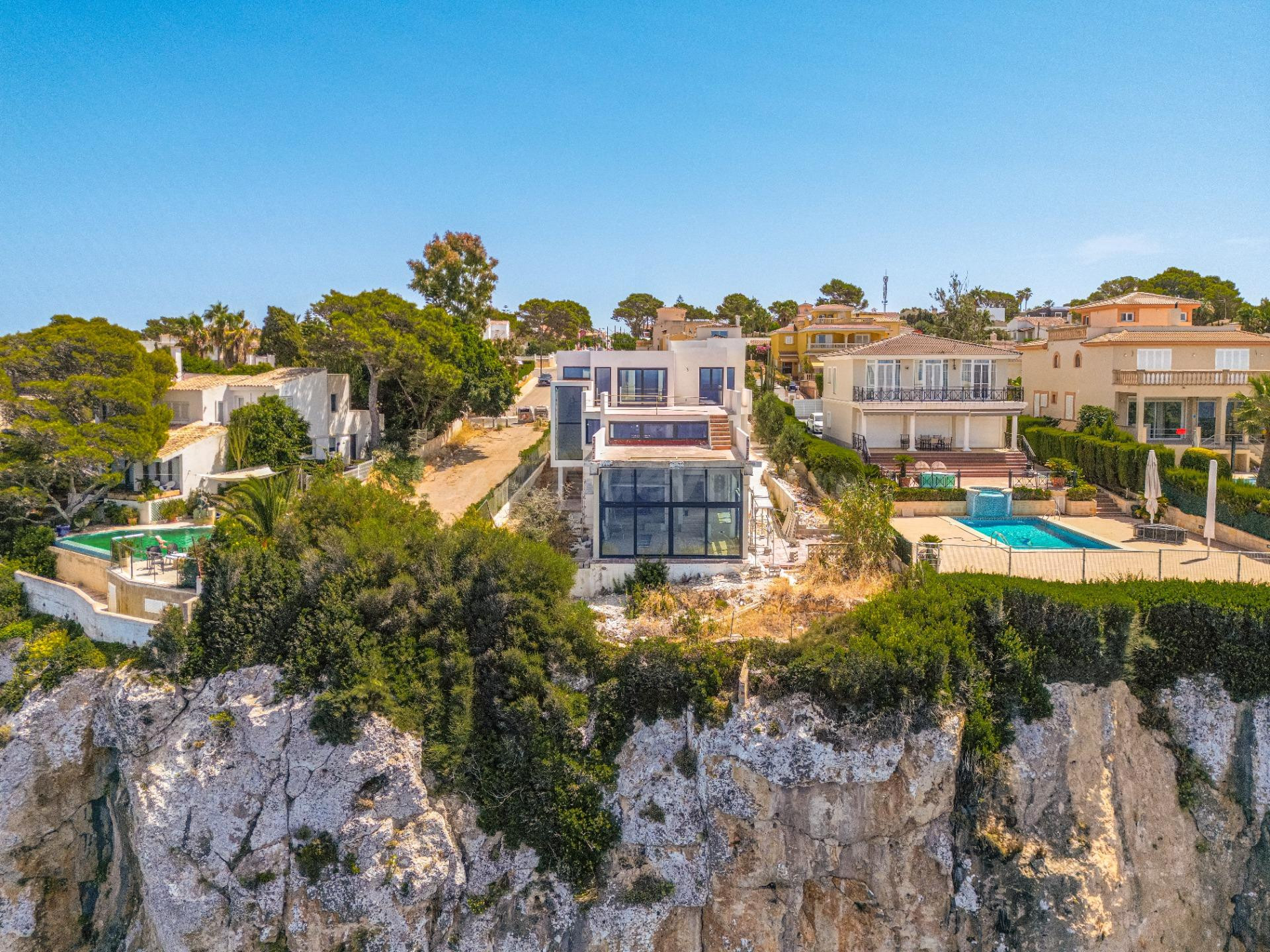Impresionante villa en primera línea sobre el acantilado de Bahía Grande con espectaculares vistas panorámicas al mar